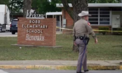 Un policier à l'extérieur de l'école primaire Robb, à Uvalde au Texas, après la fusillade, le 24 mai 2022 ( AFP / allison dinner )
