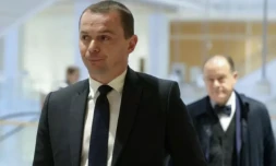 Le ministre du Travail Olivier Dussopt (G) arrive avec son avocat Georges Holleaux (D) au tribunal de Paris le 27 novembre 2023 ( AFP / Thomas SAMSON )