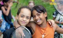 Saint-Denis : initiation au badminton pour les élèves de l'école Saint-François avec l'école du bonheur