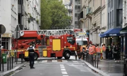 Un camion de pompiers sur les lieux de l'explosion dans le 18e arrondissement de Paris, le 5 août 2023 ( AFP / Bertrand GUAY )