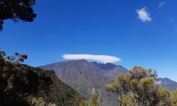 Belle image : le Piton des Neiges a coiffé sa capeline 