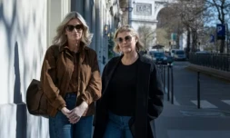 L'ancienne mannequin suédoise Ebba Karlsson (d) et l'ancienne journaliste de la BBC, Lisa Brinkworth à Paris, le 18 mars 2026 ( AFP / JOEL SAGET )