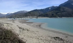 Le lac de Serre-Ponçon, dans les Hautes-Alpes, partiellement asséché le 16 mars 2023 ( AFP / Nicolas TUCAT )