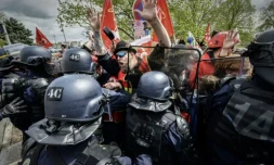 Des manifestants repoussés par des forces de l'ordre lors de la visite du ministre français de la santé François Braun à Poitiers le 24 avril 2023 ( AFP / pascal lachenaud )