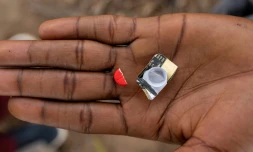 Un toxicomane tient la moitié d'un comprimé rouge à base de tapentadol à Abuja, le 24 février 2026 au Nigeria