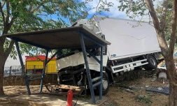 Saint-Denis : un camion s'encastre dans un mur et un autre véhicule au Moufia
