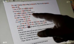 Instituteur devant son ordi