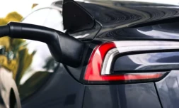 La nouvelle mouture du "leasing social", lancée jeudi, permettra à 50.000 ménages modestes supplémentaires de disposer d'une voiture électrique neuve pour un loyer de moins de 200 euros par mois, tout en favorisant désormais la production européenne ( AFP / Alex MARTIN )