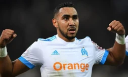 L'attaquant de Marseille Dimitri Payet frappe le ballon lors du match face Ă Angers, au stade Raymond-Kopa, le 29 avril 2018