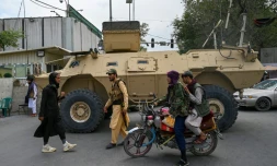 Des talibans patrouillent dans les rues de Kaboul à bord d'un blindé américain, le 17 août 2021