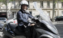 Le célÚbre scooter de François Hollande vendu 20.500 euros aux enchÚres