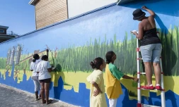 Ados et locataires unis autour d'une fresque