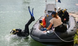 Des plongeurs archéologues partent explorer les restes d'un bateau romain découvert dans le RhÎne à Arles dans les Bouches-du-RhÎne, le 28 août 2023