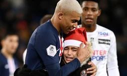 C'était jour de fête au Parc des Princes et pour ce jeune supporter déguisé en Père Noël dans les bras de Kylian Mbappé, double buteur contre Amiens, le 21 décembre 2019