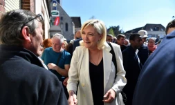 Marine Le Pen, candidate RN à l'élection présidentielle, en visite dans la petite bourgade de Saint Rémy-sur-Avre, en Eure-et-Loir, le 16 avril 2022