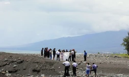 Le corps du jeune homme tué par un requin gît sur la plage le 21 février 2017 à Saint-André à La Réunion