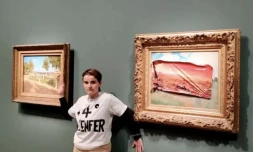 Photo diffusée par le collectif écologiste "Riposte alimentaire", le 1er juin 2024, montrant une militante interpellée après une action contre le tableau "Les Coquelicots" de Claude Monet au Musée d'Orsay, à Paris ( Riposte Alimentaire / Handout )