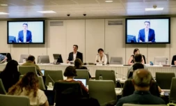 Le maire écologiste de Grenoble, Eric Piolle (c), préside la séance du conseil municipal du 16 mai 2022 ( AFP / JEFF PACHOUD )