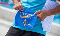 Le Port : 650 bonnets de bain distribués aux écoliers