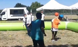 Foot Ă Chambord : Emmanuel Macron tire accidentellement dans le visage d'un jeune