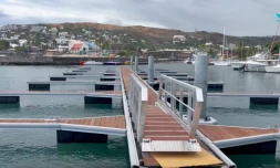 pontons installés sur le port de plaisance de saint-gilles