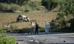 Des policiers et experts de la police scientifique sur les lieux d'une explosion qui a détruit la voiture de la blogueuse Daphne Caruana Galizia, le 16 octobre 2017 à Bidnija, à Malte
