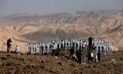 Le photographe américain Spencer Tunick et son équipe travaillent sur une installation photographique avec des dizaines de personnes nues, à proximité de la Mer morte, en Israël, le 17 octobre 2001