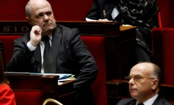 Le ministre de l'Intérieur Bruno Le Roux près du Premier ministre Bernard Cazeneuve à l'Assemblée nationale à Paris le 13 décembre 2016