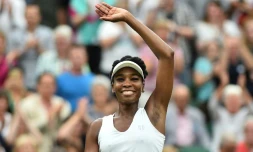 L'Américaine Serena Williams salue le public après sa victoire face à la Lettone Jelena Ostapenko en quarts de finale à Wimbledon, le 11 juillet 2017 