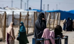 Des femmes et des enfants au camp Roj, où sont détenus des proches de combattants présumés du groupe État islamique (EI), dans la province de Hassakah, au nord-est de la Syrie, le 8 octobre 2023 ( AFP / Delil souleiman )