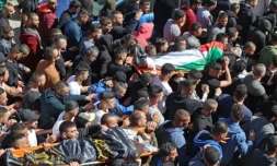 Les dépouilles de deux hommes palestiniens tués jeudi lors d'un raid israélien, sont portées par un cortÚge pour leurs funérailles, à Jénine, dans le nord de la Cisjordanie occupée, le 14 avril 2022 ( AFP / JAAFAR ASHTIYEH )