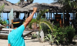 Manifestation contre les paillotes de plage KURR