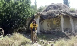 Dimche Ackov et son chien devant sa maison construite avec des matériaux locaux, près de Vélès, le 7 octobre 2023 en Macédoine du Nord ( AFP / Robert ATANASOVSKI )