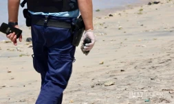 Baignade interdite à La Saline, des boulettes de fioul sur le sable