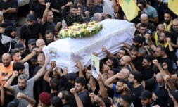 Procession funéraire dans la banlieue sud de Beyrouth d'une personne tuée lors de l'explosion de centaines de bipeurs du Hezbollah libanais la veille, le 18 septembre 2024 ( AFP / ANWAR AMRO )