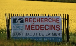 Une affiche de recrutement de médecins à Saint-Jacut-de-la-mer, dans l'ouest de la France, le 11 avril 2025 ( AFP / Damien MEYER )