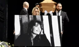 Un portrait de Jane Birkin devant son cercueil à la sortie de l'église Saint-Roch, le 24 juillet 2023 à Paris ( AFP / JULIEN DE ROSA )