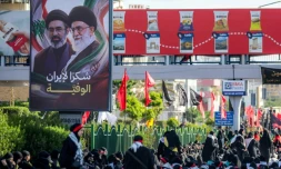 Une affiche représentant le défunt ayatollah Ali Khamenei et son fils l'actuel guide suprême iranien Mojtaba Khamenei est exposée alors que des fidèles chiites se rassemblent pour une procession funèbre, dans la banlieue sud de Beyrouth, le 26 juin 2026