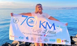 La Réunionnaise Laura Demoustier traverse le lac Léman à la nage