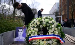 Une couronne de fleurs et un portrait de Quentin Deranque avant une marche en sa mémoire, le 21 février 2026 à Lyon ( AFP / OLIVIER CHASSIGNOLE )