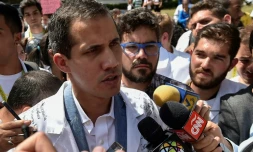 Le chef de file de l'opposition et président autoproclamé du Venezuela, Juan Guaido, répond à des journalistes lors d'une manifestation contre le gouvernement de Nicolas Maduro, à Caracas, le 30 janvier 2019