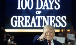Le président américain Donald Trump prononce un discours marquant les cent premiers jours de son second mandat à Warren (Michigan), le 29 avril 2025 ( AFP / Jim WATSON )