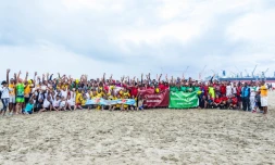 Des jeunes se mobilisent sur la plage de Toamasina à Madagascar 