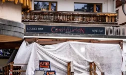 Un avocat suisse a annoncé lundi 12 janvier 2026 avoir déposé plainte contre « Charlie Hebdo » à la suite d’une caricature en lien avec l’incendie meurtrier du bar Le Constellation de la station de ski de Crans-Montana. | MAXIME SCHMID / AFP