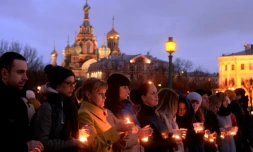 Des personnes se recueillent à la mémoire des victimes de l'attentat dans le métro, le 5 avril 2017 à Saint-Pétersbourg