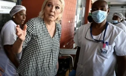 La patronne des députés Rassemblement National à l'Assemblée nationale Marine le Pen lors de son déplacement le 6 janvier 2025 dans l'hôpital de Mamoudzou à Mayotte ( AFP / JULIEN DE ROSA )