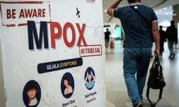 Un panneau d'information sur la variole du singe (mpox) à l'aéroport international Soekarno-Hatta de Tangerang, le 26 août 2024 en Indonésie.