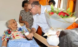 Saint-Pierre : pour ses 106 ans, Agathe Berthéa reçoit la visite du maire