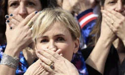  L'actrice française Judith Godreche pose aux côtés de femmes engagées contre les violences faites aux femmes, sur les marches du Palais des Festivals, en marge de la 77e édition du Festival de Cannes, le 16 mai 2024. © Valery Hache, AFP 