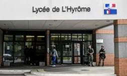 Des gendarmes devant le lycée de l'Hyrome à Chemille-en-Anjou, le 27 mai 2024 dans le Maine-et-Loire ( AFP / Sebastien Salom-Gomis )